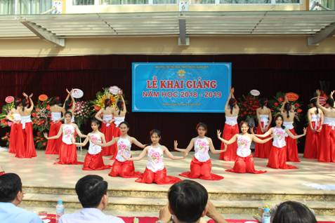 Tiết mục văn nghệ của học sinh nhà trường Tiết mục văn nghệ của học sinh nhà trường