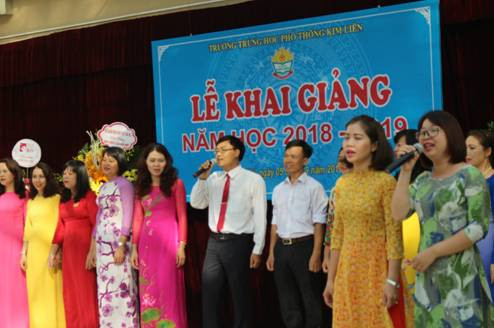 Các thầy cô chủ nhiệm khối 10 biểu diễn mừng học sinh khóa mới Các thầy cô chủ nhiệm khối 10 biểu diễn mừng học sinh khóa mới