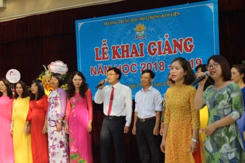 Các thầy cô chủ nhiệm khối 10 biểu diễn mừng học sinh khóa mới