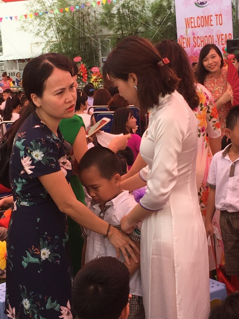 "Mẹ và cô cùng dỗ dành..." (ảnh: Phụ huynh, giáo viên và học sinh lớp 1 Trường Newton Grammar Hà Nội)