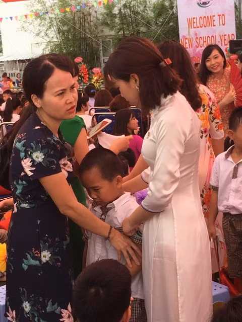 "Mẹ và cô cùng dỗ dành..." (ảnh: Phụ huynh, giáo viên và học sinh lớp 1 Trường Newton Grammar Hà Nội)