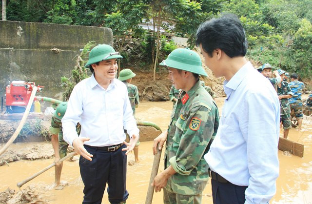 Bộ trưởng Bộ GD&ĐT Phùng Xuân Nhạ động viên các thầy cô Trường PTDTBT THCS Nà Ớt (Mai Châu, Sơn La) khắc phục hậu quả mưa lũ. Ảnh Sỹ Điền