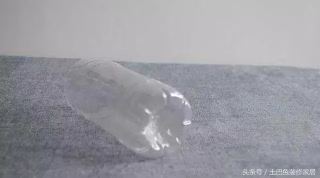 Tự làm giá treo đồ giá 0 đồng từ vỏ chai vứt đi, ngày mưa mới càng thấy tác dụng 1