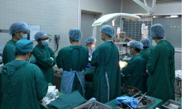 Phút mặc niệm người hiến tạngcủa các y bác sĩ Bệnh viện Chợ Rẫy. Ảnh bệnh viện cung cấp.