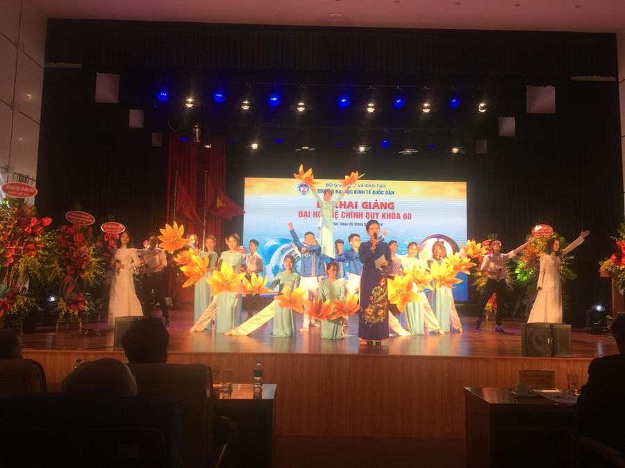 Chương trình ca nhạc do các cựu sinh viên Trường ĐH Kinh tế Quốc dân biểu diễn, ôn lại chặng đường trưởng thành cùng ngôi trường kinh tế, hướng tới tương lai cùng vận hội đất nước rộng mở Chương trình ca nhạc do các cựu sinh viên Trường ĐH Kinh tế Quốc dân biểu diễn, ôn lại chặng đường trưởng thành cùng ngôi trường kinh tế, hướng tới tương lai cùng vận hội đất nước rộng mở
