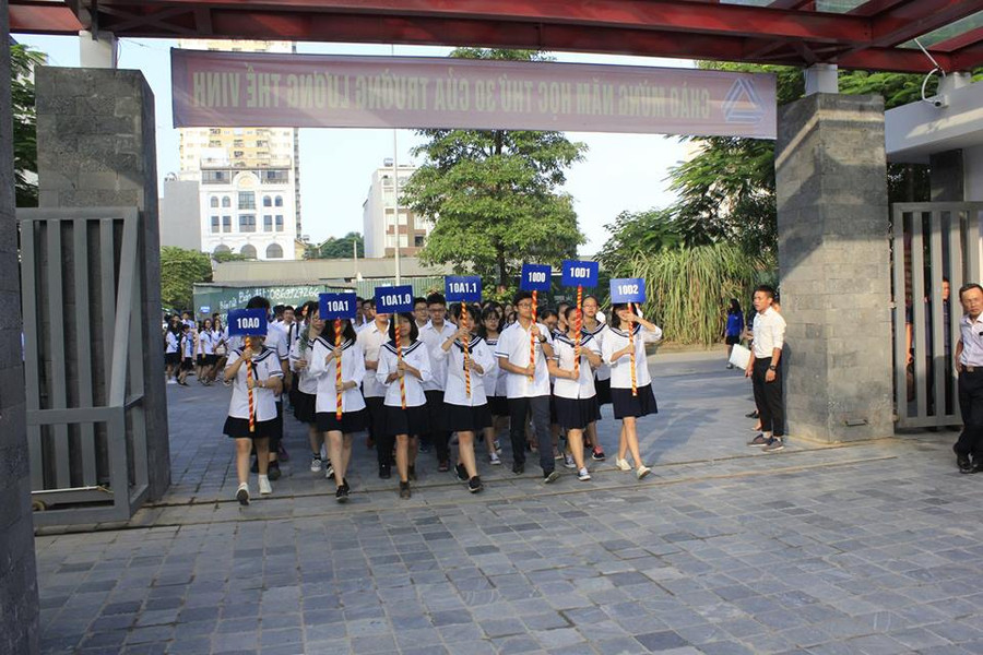 Những học sinh mới nhập trường tiến vào khuôn viên Những học sinh mới nhập trường tiến vào khuôn viên