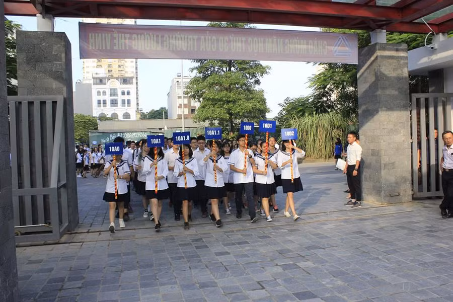 Những học sinh mới nhập trường tiến vào khuôn viên