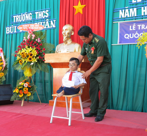 Đại diện Bộ đội Biên phòng Khánh Hòa trao học bổng tiếp sức đến trường cho một em học sinh lớp 9.ảnh baokhanhhoa 