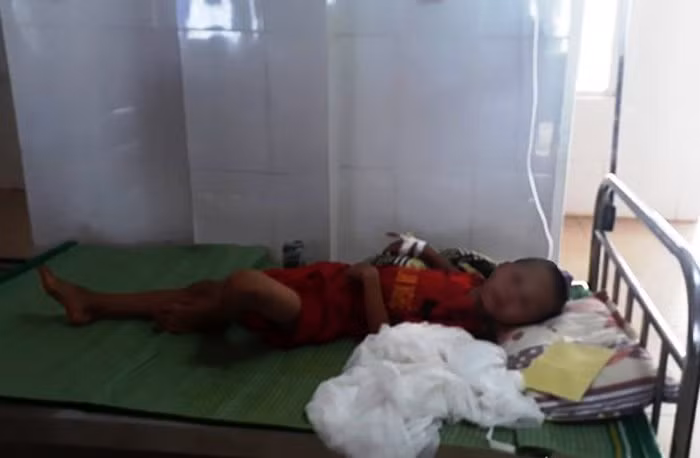 Cháu Phong trong những ngày cấp cứu.