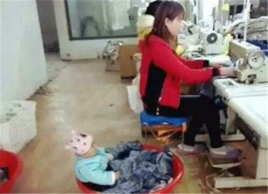 Bức ảnh em bé 7 tháng ngồi chậu đi làm cùng mẹ, ai có con cũng đều xót xa 1