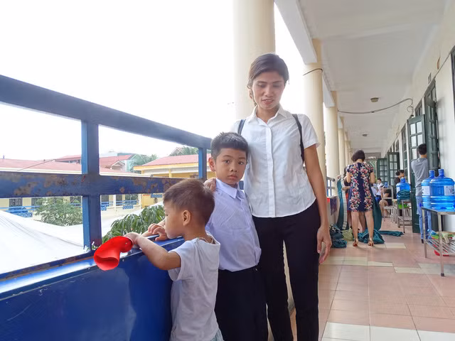 Chị Vũ Thị Hương dậy từ 5h30 sáng để chuẩn bị cho con đến trường khai giảng năm học mới