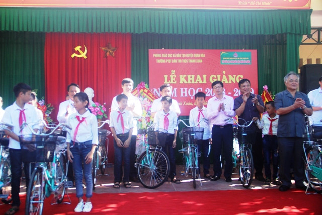 Chủ tịch tỉnh và lãnh đạo Ngân hàng CSXH tỉnh Thanh Hóa trao tặng xe đạp cho học sinh trường PTDTBT-THCS Thanh Xuân (Quan Hóa).