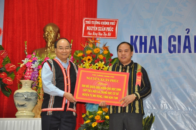 Thủ tướng tặng 500 bộ sách giáo khoa cho tập thể Trường PTDTNT huyện Tu Mơ Rông.