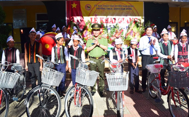 Đại tá Lê Quốc Hùng – Giám đốc Công an tỉnh Thừa Thiên Huế tặng xe đạp cho các em học sinh trường THPT Hương Giang