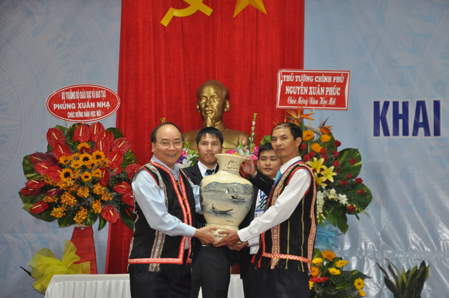 Thủ tướng tặng quà cho tập thể Trường PTDTNT huyện Tu Mơ Rông.