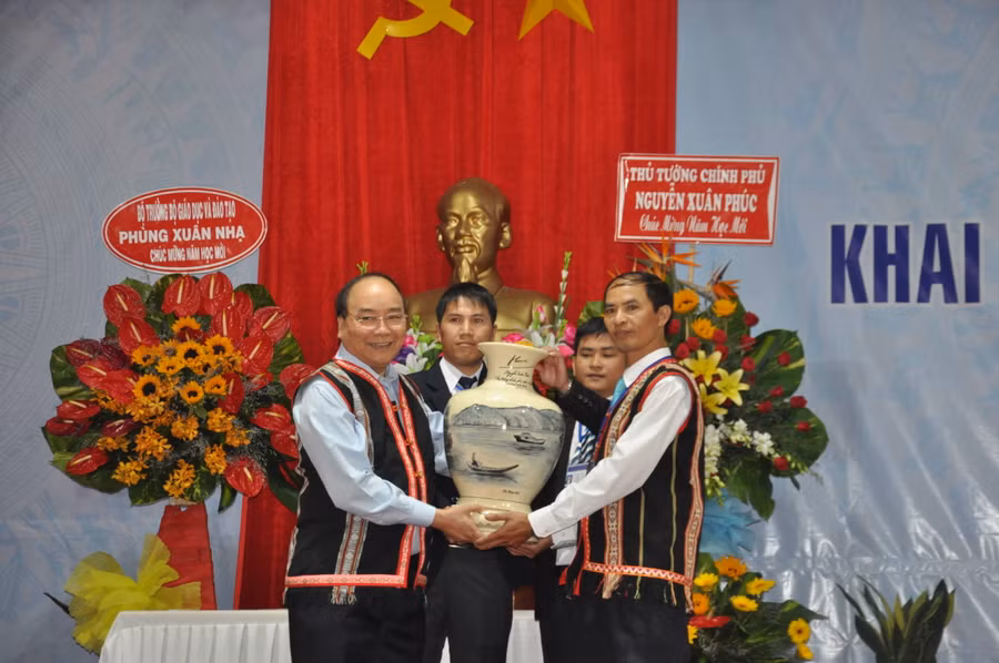 Thủ tướng tặng quà cho tập thể Trường PTDTNT huyện Tu Mơ Rông.