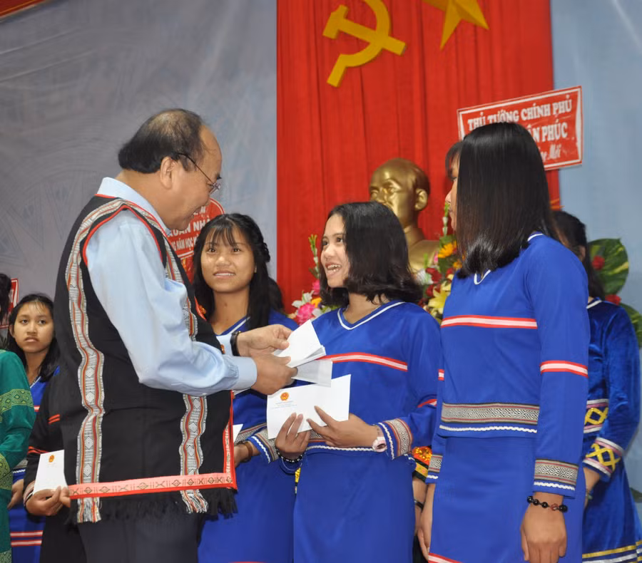Thủ tướng trao học bổng cho con em học sinh.