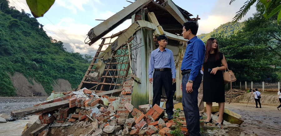 Trước đó, do mưa lũ 4 gian nhà công vụ của trường bị lũ cuốn trôi, sập hoàn toàn Trước đó, do mưa lũ 4 gian nhà công vụ của trường bị lũ cuốn trôi, sập hoàn toàn