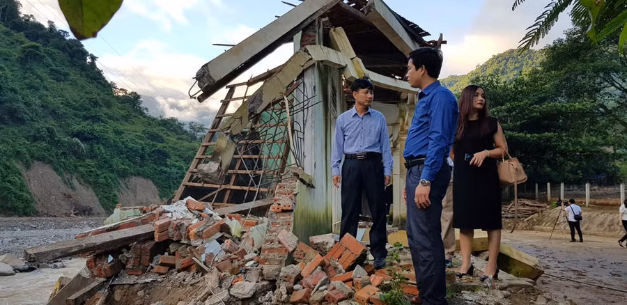 Trước đó, do mưa lũ 4 gian nhà công vụ của trường bị lũ cuốn trôi, sập hoàn toàn