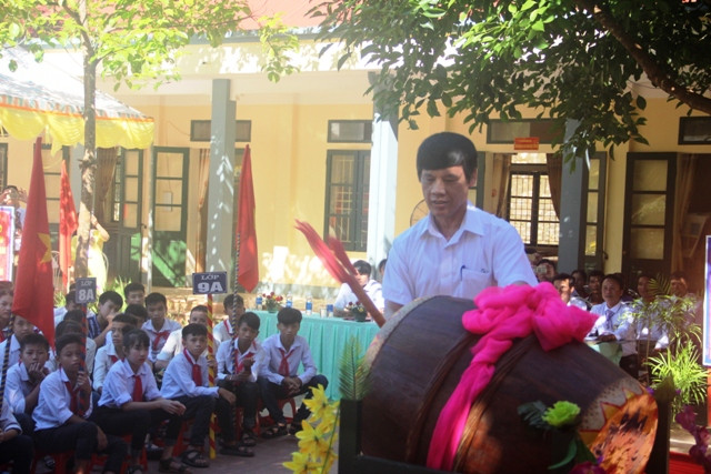 Chủ tịch UBND tỉnh Thanh Hóa Nguyễn Đình Xứng đánh trống khai trường năm học mới 2018-2019 tại trường PTDTBT-THCS Thanh Xuân (Quan Hóa).