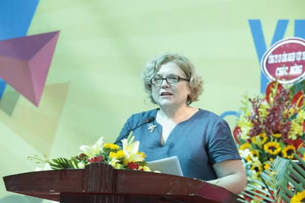 Bà Joanna Wood -Tham tán Giáo dục Đại sứ quán Úc tại Việt Nam phát biểu tại lễ khai giảng