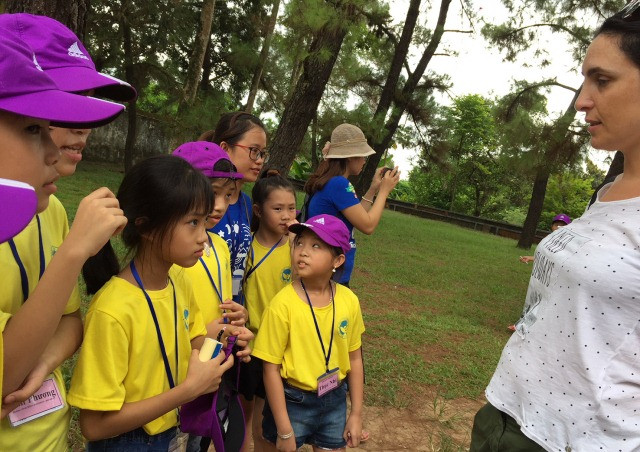 Học sinh Quảng Trị trò chuyện cùng du khách