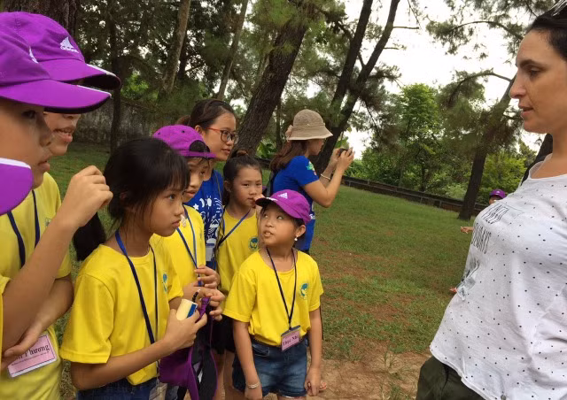 Học sinh Quảng Trị trò chuyện cùng du khách