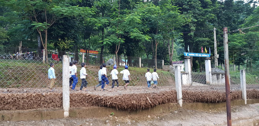 Các em học sinh đến trường dự lễ khai giảng Các em học sinh đến trường dự lễ khai giảng