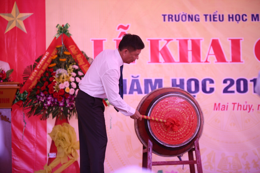 Ông Nguyễn Hữu Hoài, chủ tịch UBND tỉnh Quảng Bình đánh trống khai trường