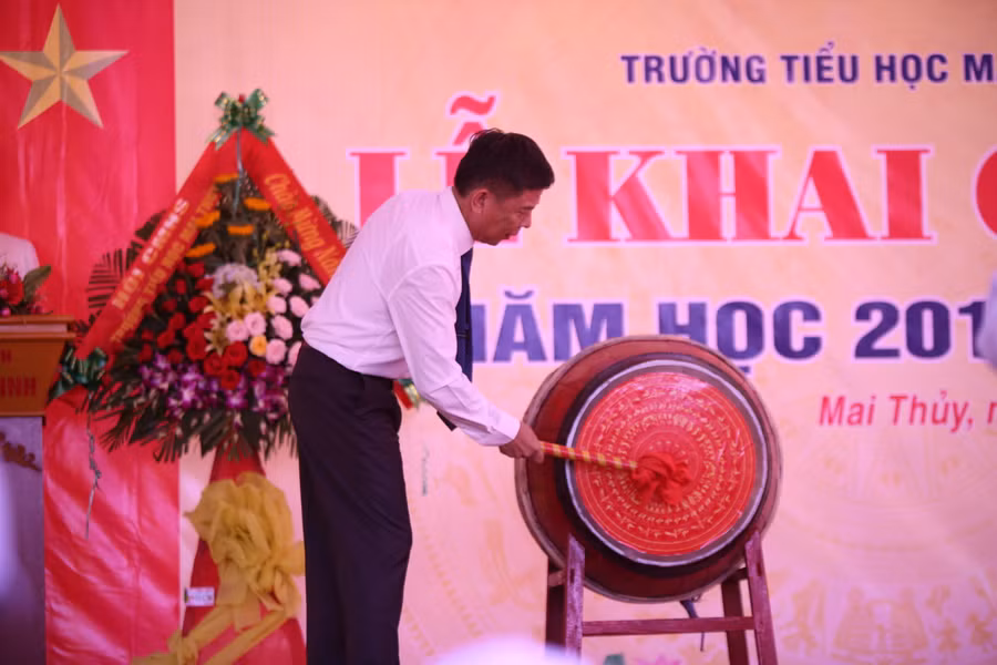 Ông Nguyễn Hữu Hoài, chủ tịch UBND tỉnh Quảng Bình đánh trống khai trường