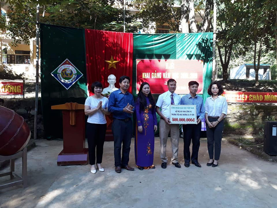 Bà Nguyễn Thị Bích Hợp – Phó Chủ tịch Công đoàn GD Việt Nam trao 500 triệu xây dựng nhà công vụ giáo viên cho trường Tiểu học Mường Ải Bà Nguyễn Thị Bích Hợp – Phó Chủ tịch Công đoàn GD Việt Nam trao 500 triệu xây dựng nhà công vụ giáo viên cho trường Tiểu học Mường Ải