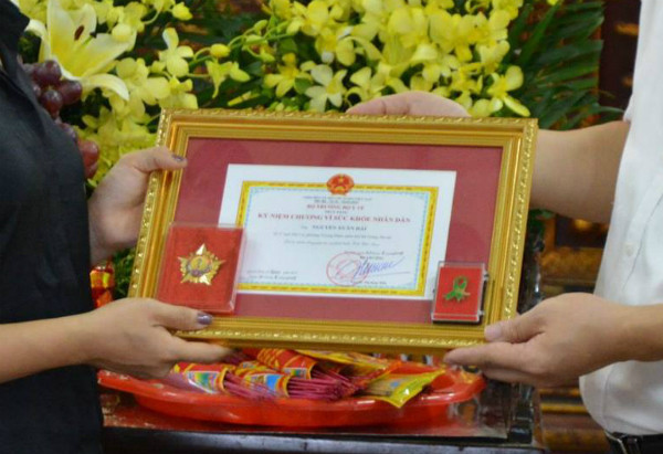 Bộ Y tế trao tặng Kỷ niệm chương Vì sức khỏe nhân dân cho gia đình anh Hải.