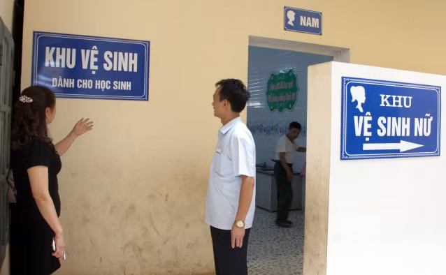 Cô Cao Thị Hằng giới thiệu về công trình NVS mới của trường