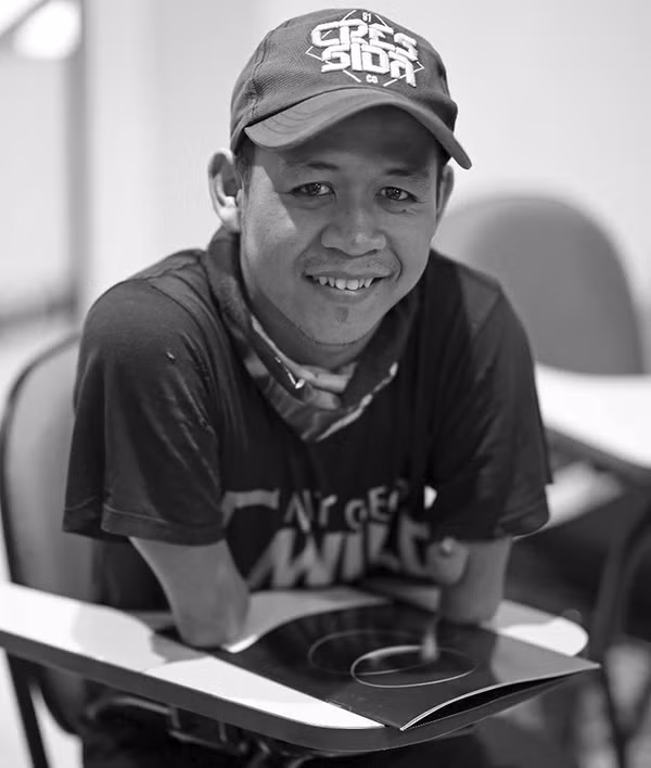 Chàng trai không tay chân trở thành nhiếp ảnh gia nổi tiếng