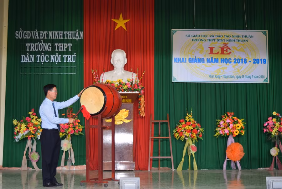 Đồng chí Võ Văn Thưởng đánh trống khai giảng năm học