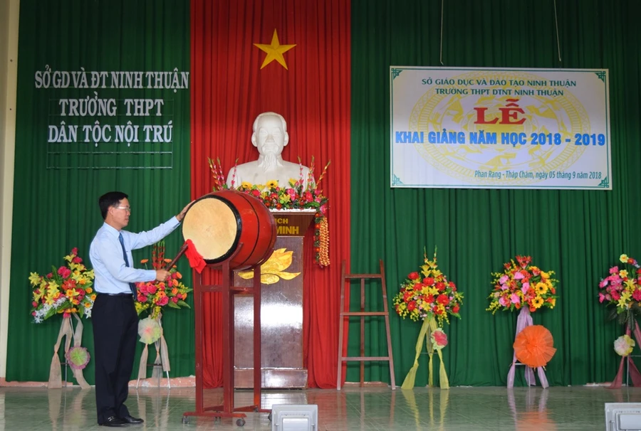 Đồng chí Võ Văn Thưởng đánh trống khai giảng năm học