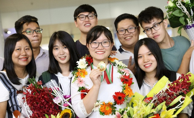 Bạn bè cùng lớp chúc mừng thành tích của Nguyễn Phương Thảo