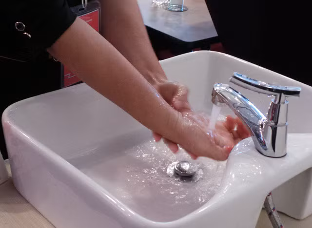 Rửa tay thường xuyên là giải pháp đơn giản giúp hạn chế nguy cơ lây nhiễm sởi 