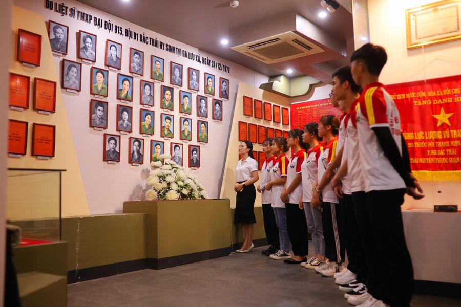 Ôn lại lịch sử truyền thống cách mạng hào hùng của dân tộc.