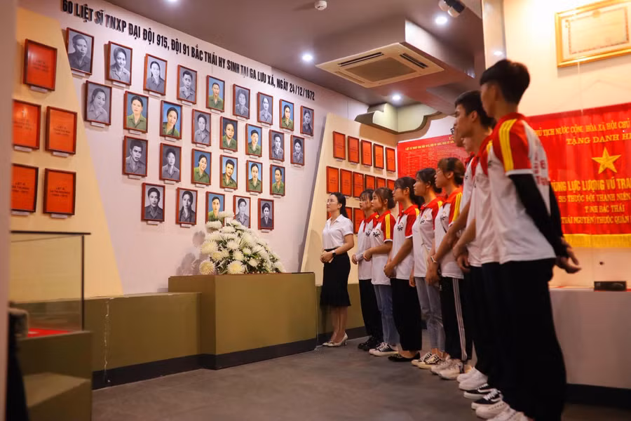 Ôn lại lịch sử truyền thống cách mạng hào hùng của dân tộc.