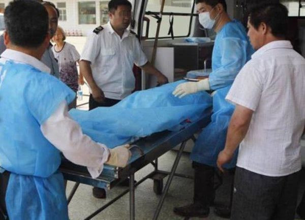 Khi xe đẩy thi thể đi qua, ông Trương phát hiện thấy bộ đồ con mặc có điểm bất thường.