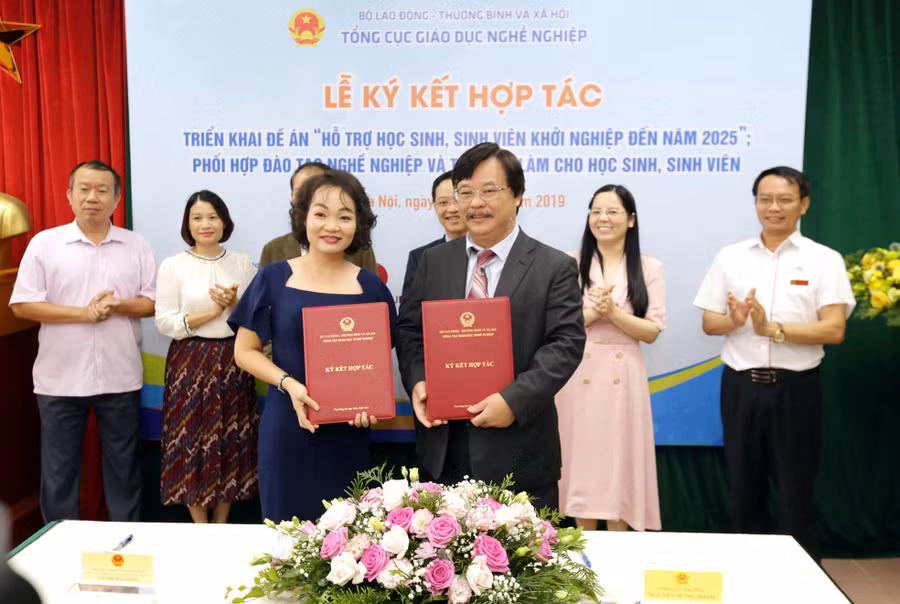 Bà Võ Thị Hà Giang và Tổng cục trưởng Tổng cục GDNN Nguyễn Hồng Minh trao thỏa thuận hợp tác triển khai Đề án “Hỗ trợ HSSV khởi nghiệp đến năm 2025”