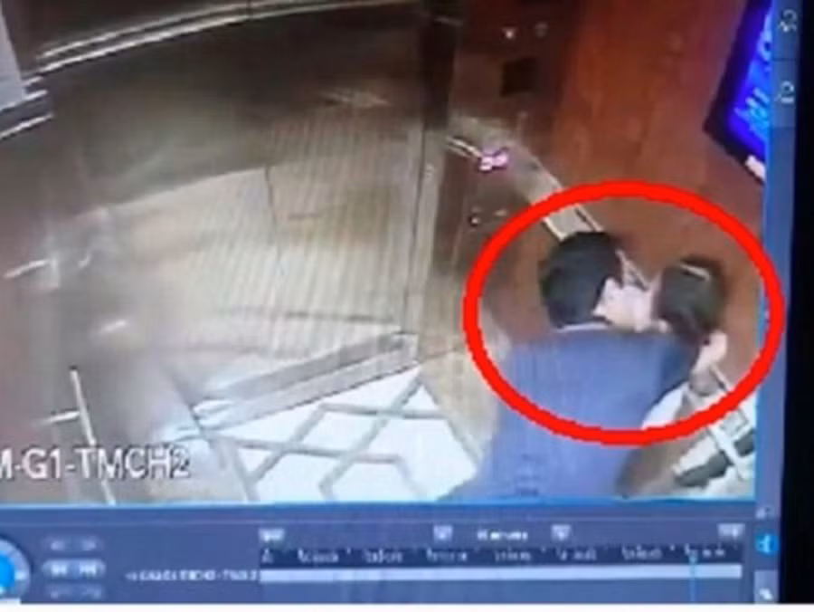 Ông Nguyễn Hữu Linh ôm hôn bé gái trong thang máy chung cư. Ảnh cắt từ clip