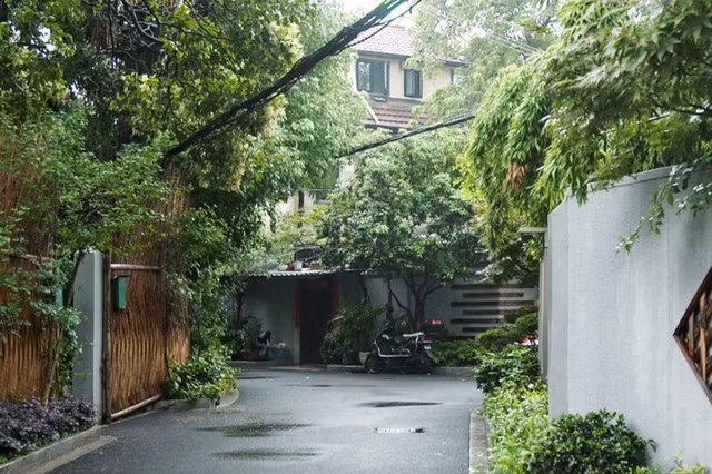  Con đường vào căn biệt thự cổ kính. 