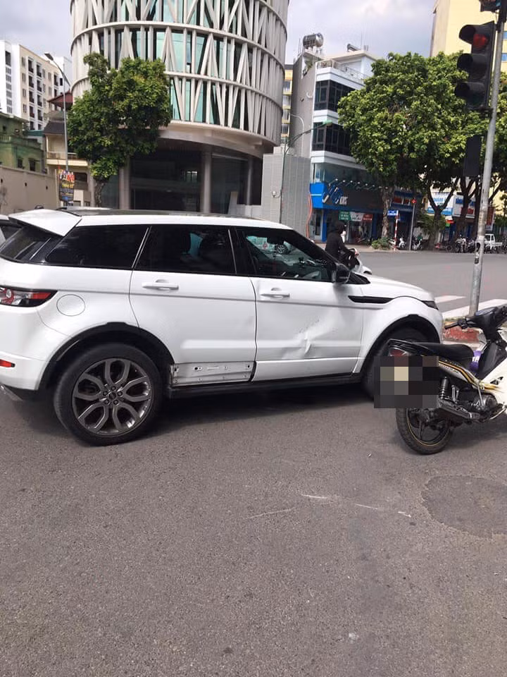  Đã đâm xe người ta còn thái độ lồi lõm nên bị "quạt" lại cũng phải.