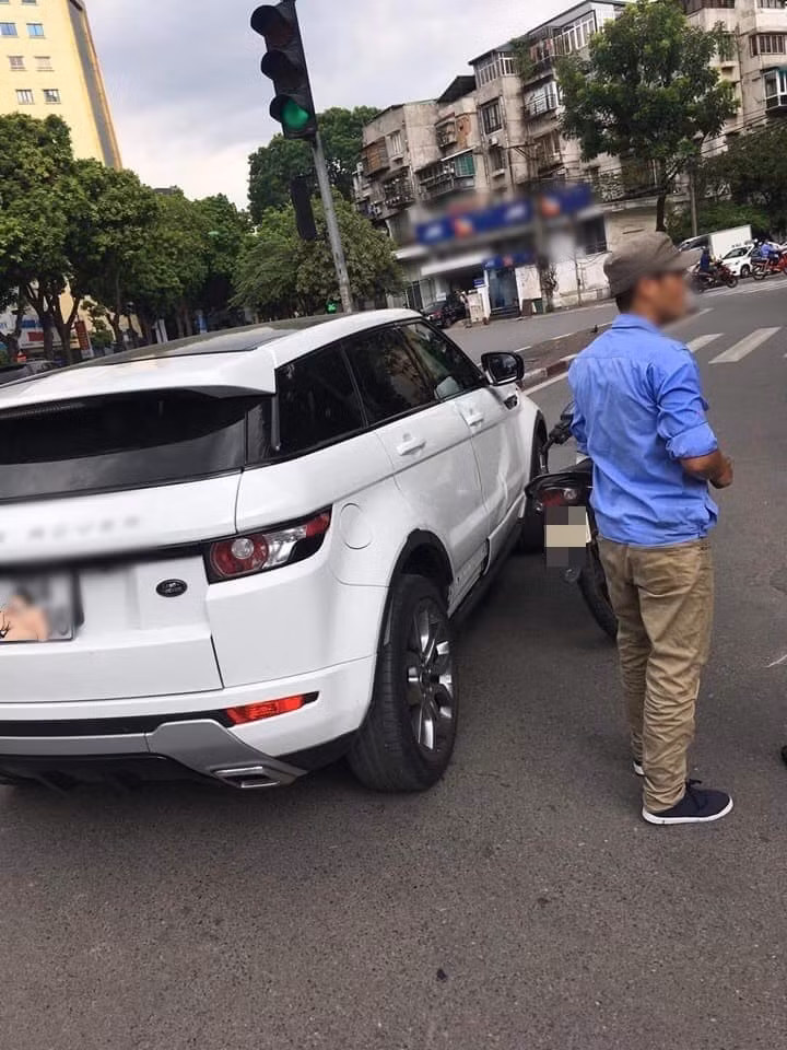  Đi sửa xế xịn chắc tốn cả trăm triệu cũng nên.