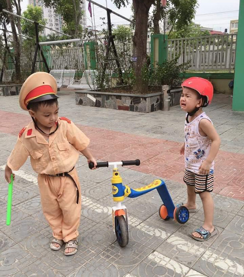 Chủ nhân bất lực nhìn phương tiện bị mang đi.