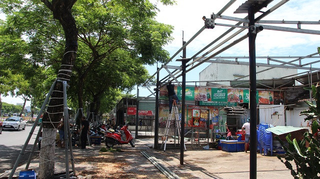 Các quán không phép hoạt động ảnh hưởng lớn đến điểm du lịch cầu Rồng của thành phố.