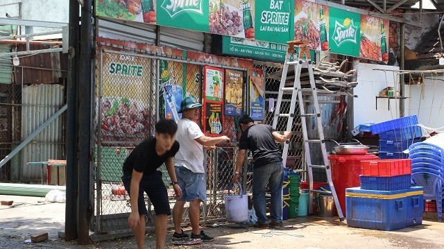 Công tác tháo dỡ được gấp rút triển khai để hoàn thành ngày.