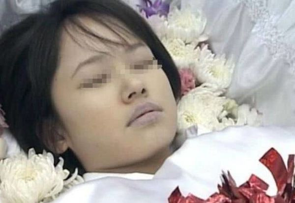 Ông Trương mua cho con gái một bộ váy thật đẹp và đắt tiền mặc khi hỏa táng.